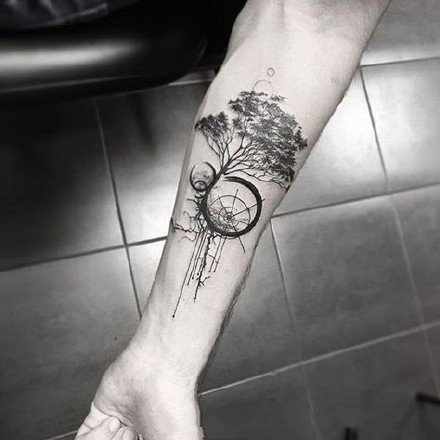 点击大图看下一张：几何和小树搭配的一组黑色创意树纹身图片