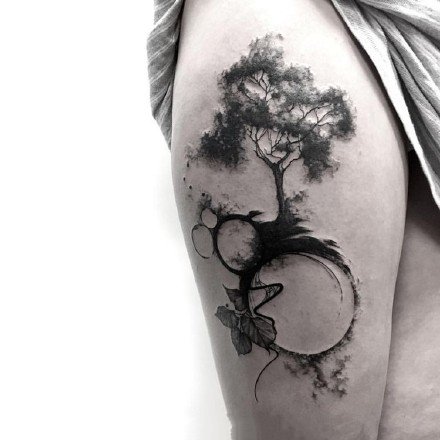 点击大图看下一张：几何和小树搭配的一组黑色创意树纹身图片