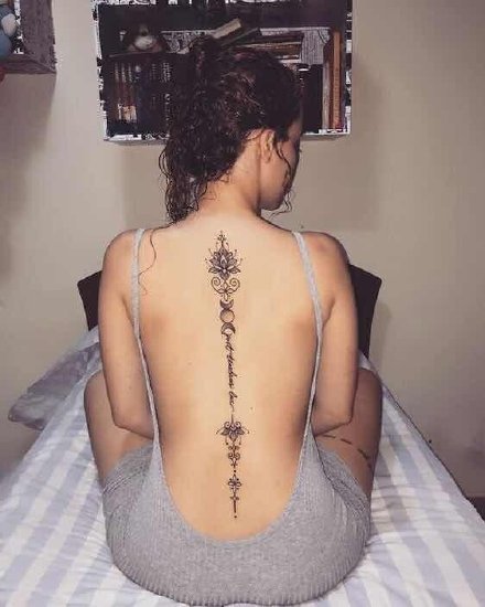 点击大图看下一张：女生后背脊柱上的一组小清新纹身作品图片