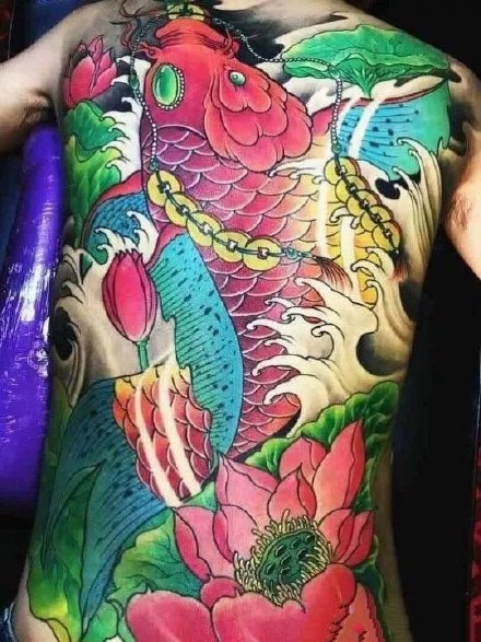 点击大图看下一张：新传统鲤鱼主题的9款彩色满背大图纹身作品