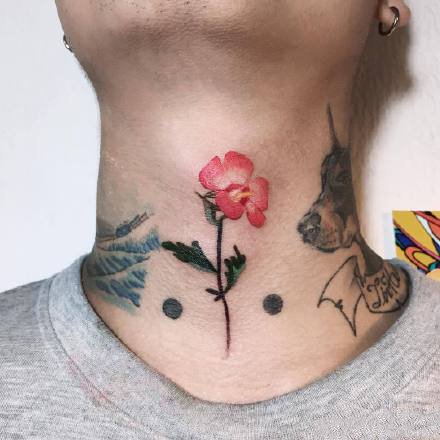点击大图看下一张：脖子颈部的9款创意纹身作品图案