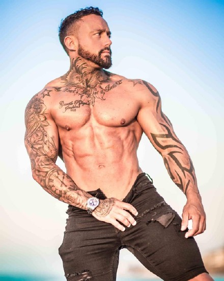点击大图看下一张：纹身肌肉猛男GJ Aesthetics的纹身帅哥写真照片