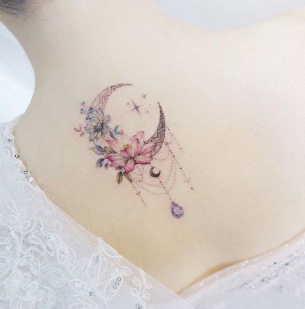点击大图看下一张：月亮纹身 适合女生的唯美小清新月亮纹身图案