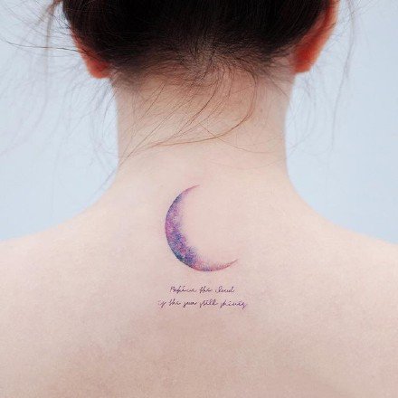 点击大图看下一张：月亮纹身 适合女生的唯美小清新月亮纹身图案