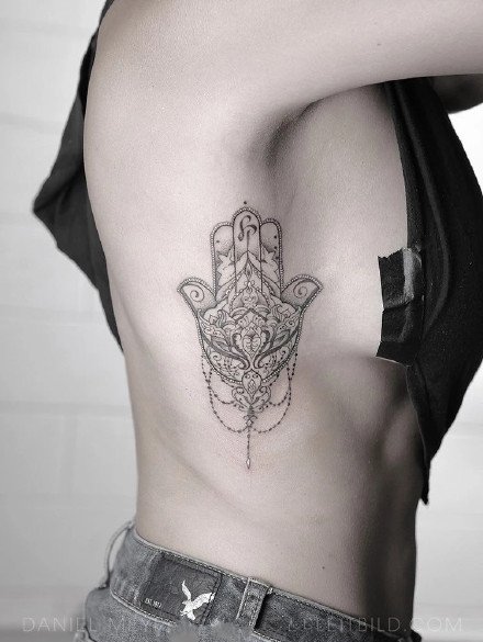 点击大图看下一张：几款法蒂玛之手梵花纹身图案