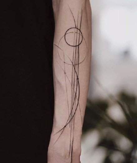 点击大图看下一张：一组小臂上漂亮的线条几何纹身图案