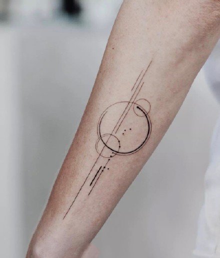 点击大图看下一张：一组小臂上漂亮的线条几何纹身图案