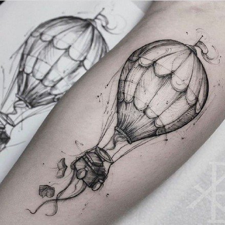 点击大图看下一张：热气球和灯泡的一组创意纹身图片