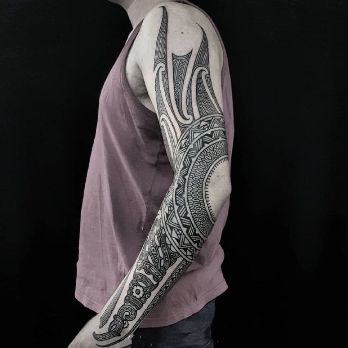 点击大图看下一张：图腾纹身花臂 9款男士手臂上的黑色图腾纹身图案