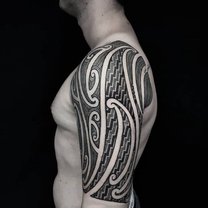 点击大图看下一张：图腾纹身花臂 9款男士手臂上的黑色图腾纹身图案