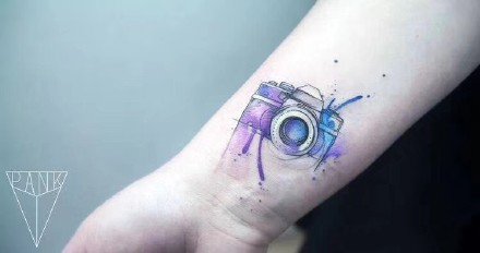 点击大图看下一张：蓝紫色调的8款水彩色小清新纹身图片