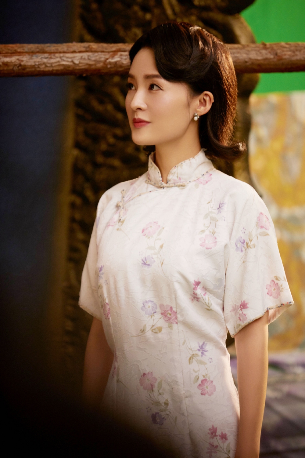 点击大图看下一张：李沁旗袍造型温婉大方写真图片