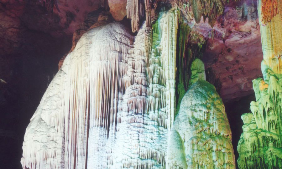 点击大图看下一张：桂林银子岩溶洞图片欣赏