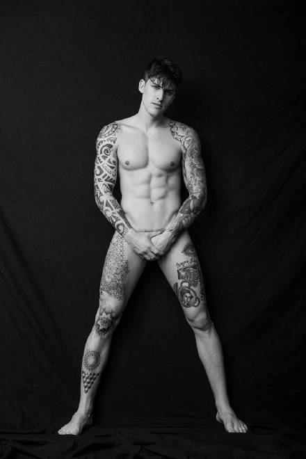 点击大图看下一张：男性帅哥纹身人体艺术写真图片