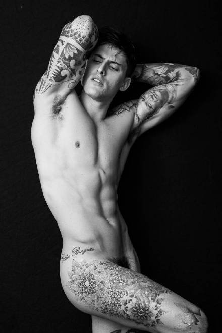 点击大图看下一张：男性帅哥纹身人体艺术写真图片
