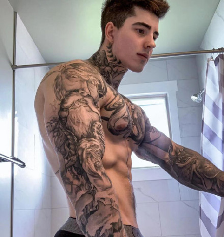 点击大图看下一张：一组欧美的纹身肌肉型男帅哥图片