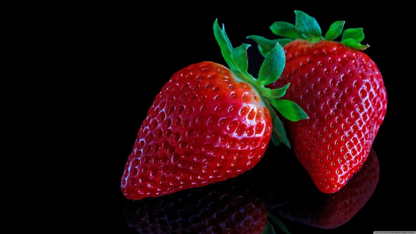 点击大图看下一张：可口的草莓护眼桌面壁纸图片
