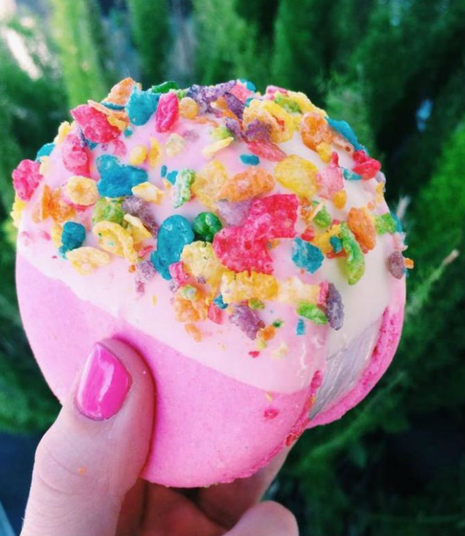 点击大图看下一张：蘸着麦片的冰淇淋马卡龙就像一场堕落的甜蜜危机