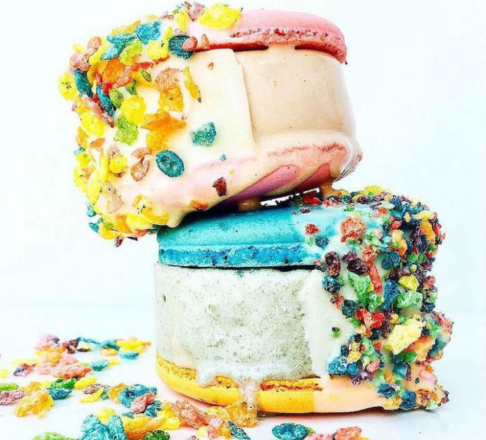点击大图看下一张：蘸着麦片的冰淇淋马卡龙就像一场堕落的甜蜜危机