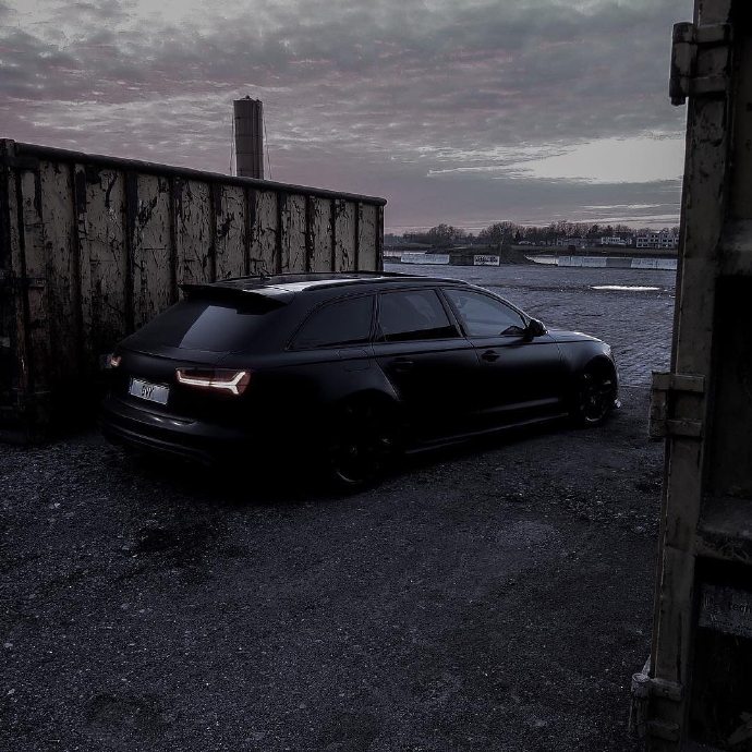 点击大图看下一张：奥迪RS6黑色魅惑
