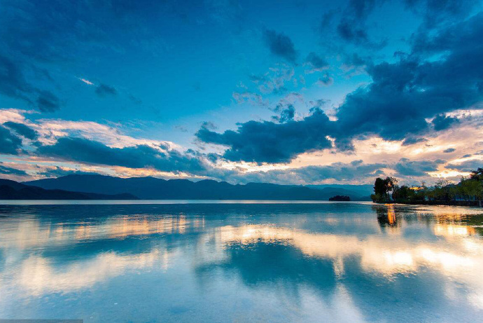 点击大图看下一张：泸沽湖就是一幅七彩画