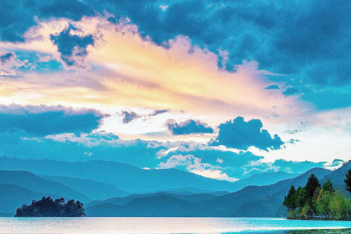点击大图看下一张：泸沽湖就是一幅七彩画
