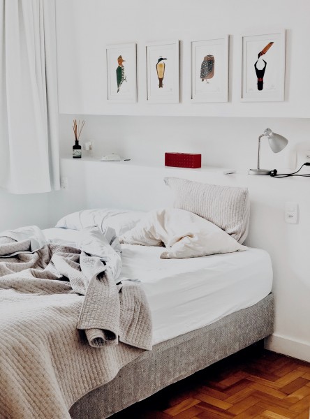 点击大图看下一张：现代简约卧室装修图片