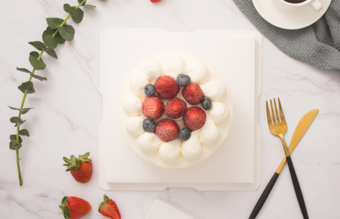 点击大图看下一张：美味的草莓水果蛋糕高清图片
