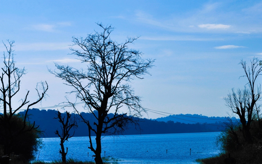 点击大图看下一张：湛蓝的湖泊美景图片桌面壁纸