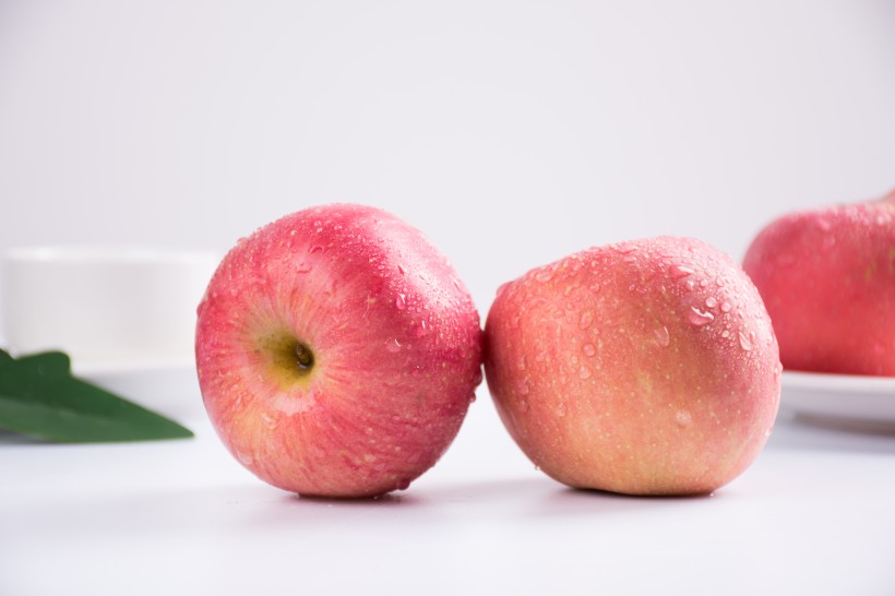 点击大图看下一张：世界上最著名的晚熟苹果红富士图片