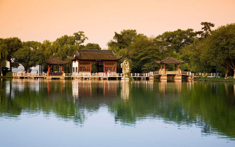 点击大图看下一张：诗情画意的杭州西湖风景欣赏
