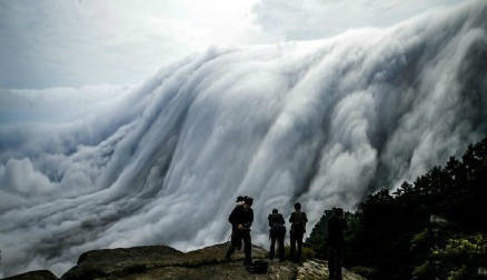 点击大图看下一张：庐山瀑布云，云雾缭绕，如入仙境