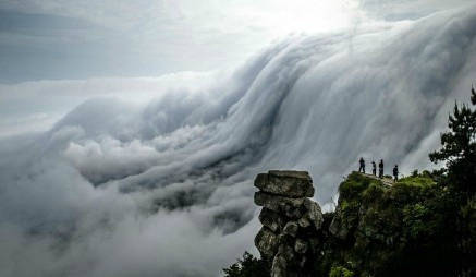 点击大图看下一张：庐山瀑布云，云雾缭绕，如入仙境