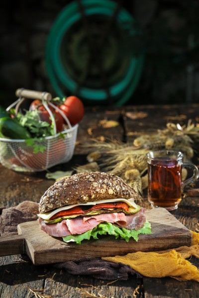 点击大图看下一张：美味巨无霸汉堡图片