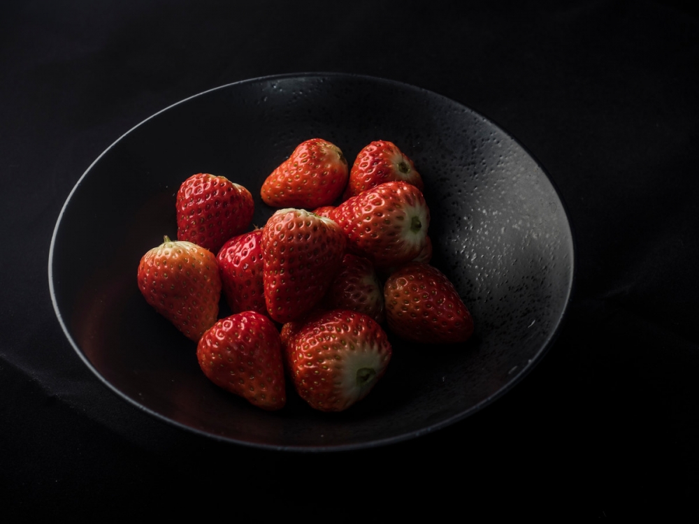 点击大图看下一张：一颗颗红颜色大草莓艺术照