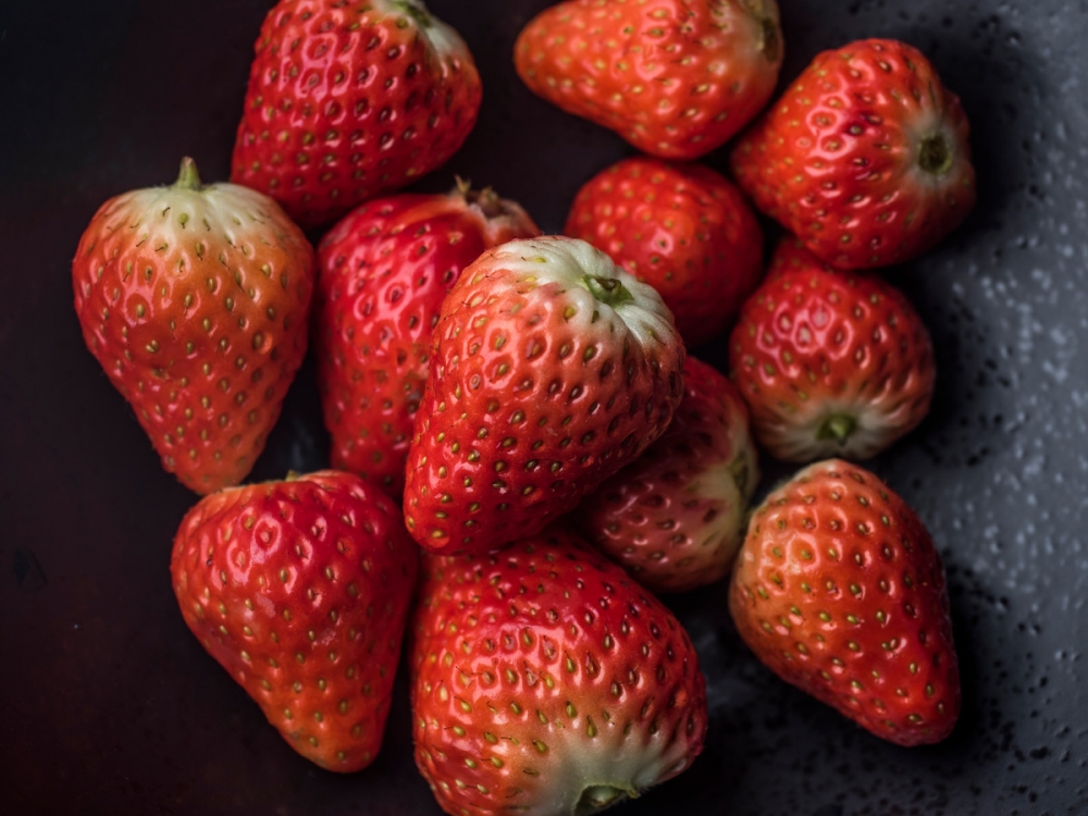 点击大图看下一张：一颗颗红颜色大草莓艺术照