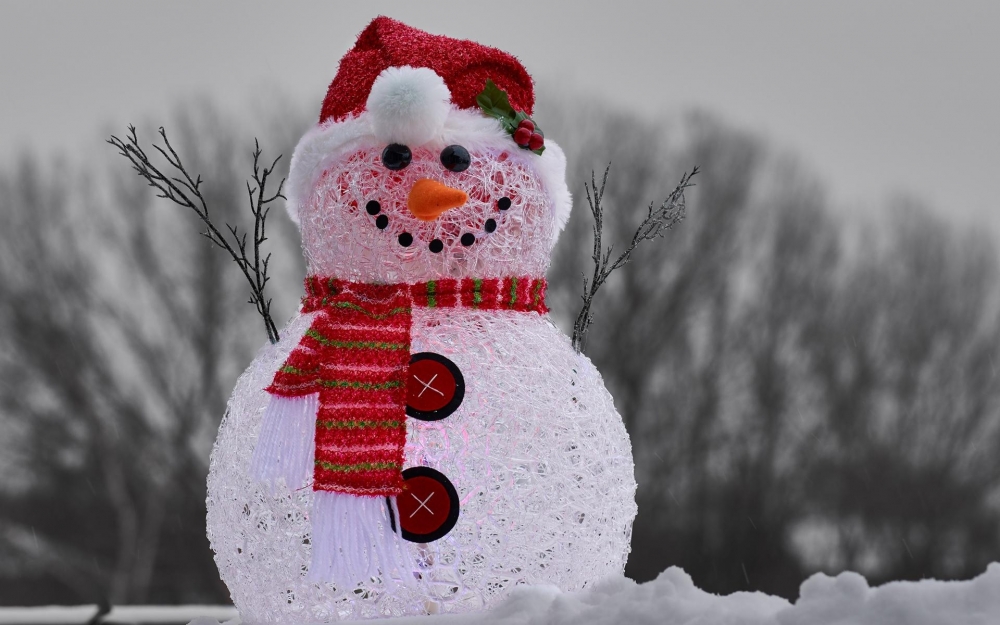 点击大图看下一张：冬天雪人图片素材高清电脑桌面壁纸