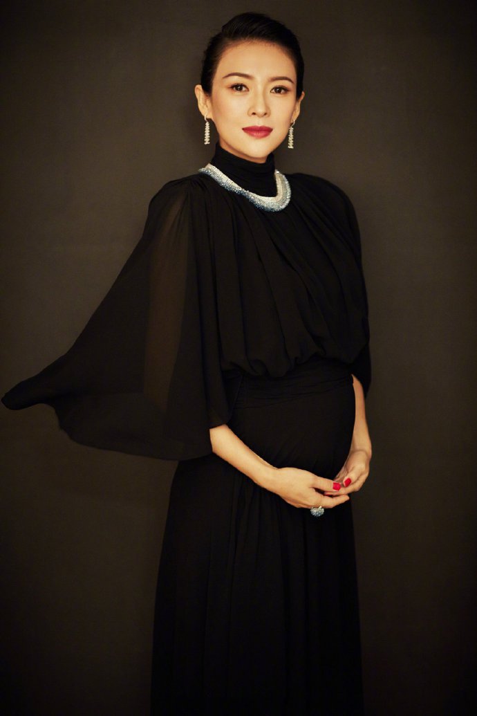 点击大图看下一张：章子怡以一袭黑纱长裙亮相东京国际电影节开幕式