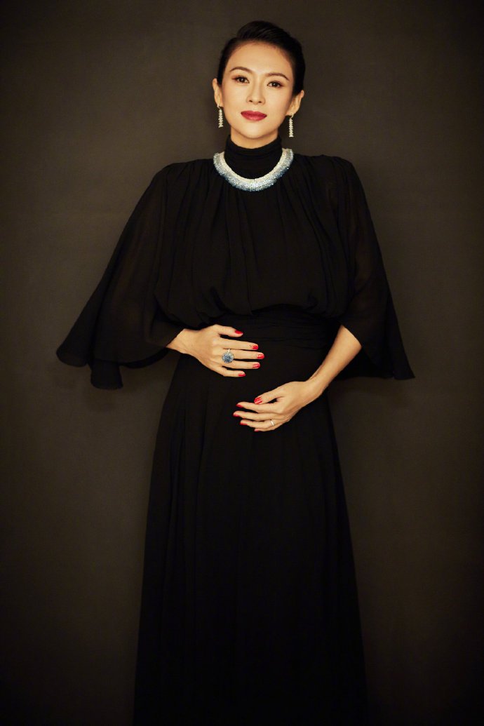 点击大图看下一张：章子怡以一袭黑纱长裙亮相东京国际电影节开幕式