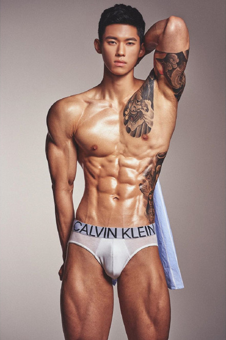 点击大图看下一张：体格强健的韩国肌肉男图片