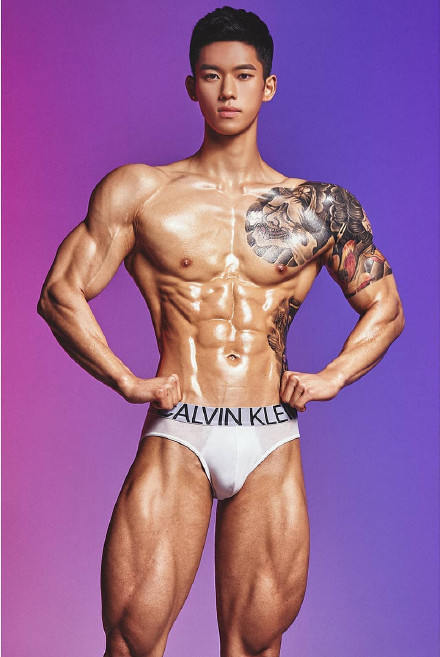 点击大图看下一张：体格强健的韩国肌肉男图片