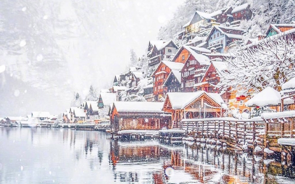 点击大图看下一张：奥地利小镇唯美雪景桌面壁纸
