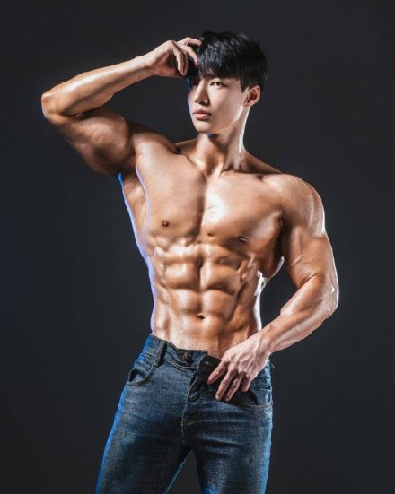 点击大图看下一张：童颜硕体的韩国肌肉帅哥图片