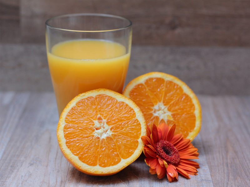 点击大图看下一张：香甜可口的橙子切开图片
