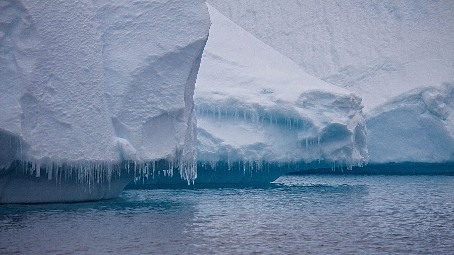 点击大图看下一张：海面上的高清冰山图片欣赏