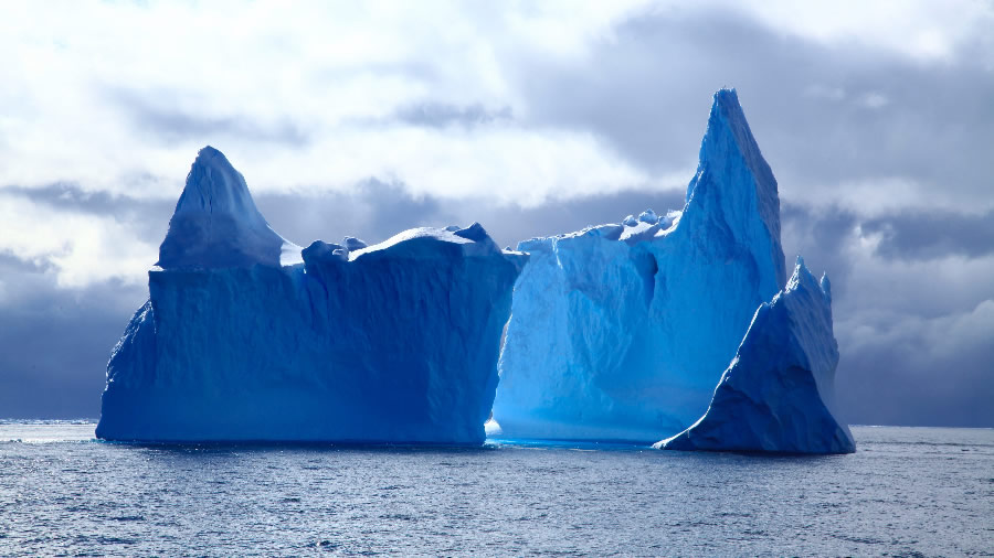 点击大图看下一张：海面上的高清冰山图片欣赏