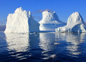 海面上的高清冰山图片欣赏