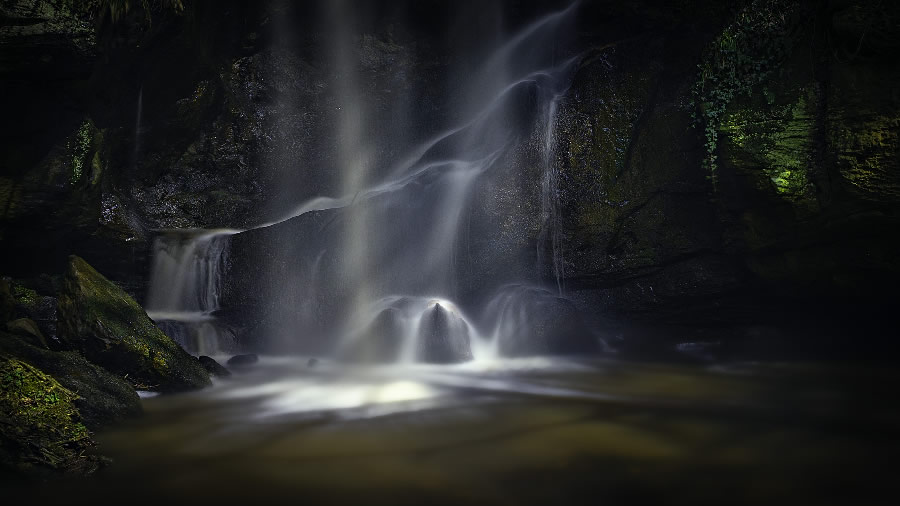 点击大图看下一张：幽静的山涧瀑布图片