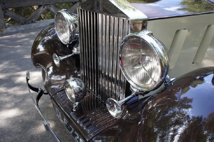 点击大图看下一张：1936年的劳斯莱斯幻影，老车好有味道啊
