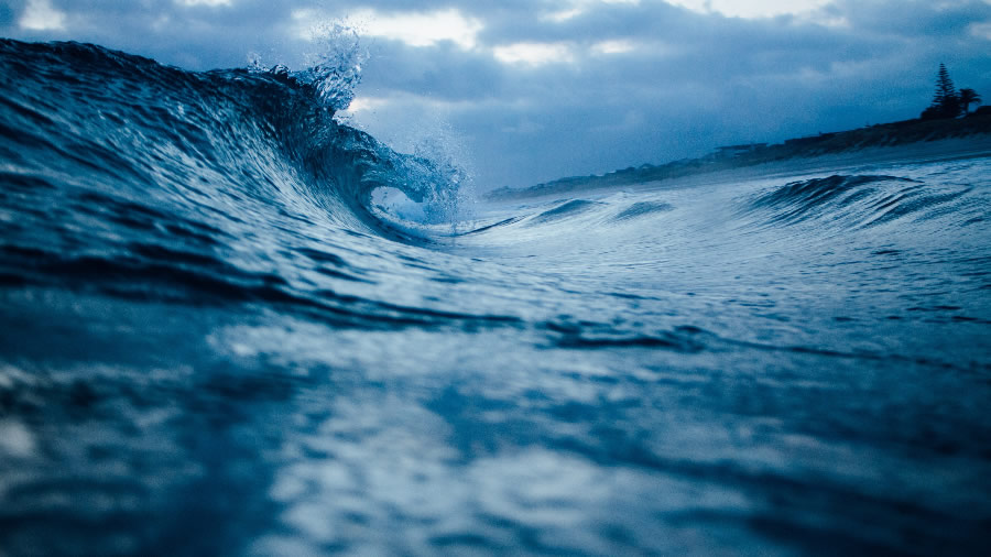 点击大图看下一张：海上的狂风巨浪图片